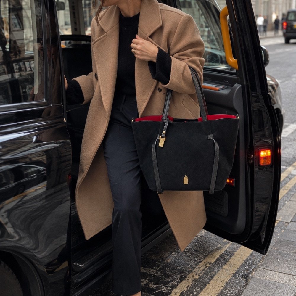 Simona in Midnight Black carried beside a London taxi