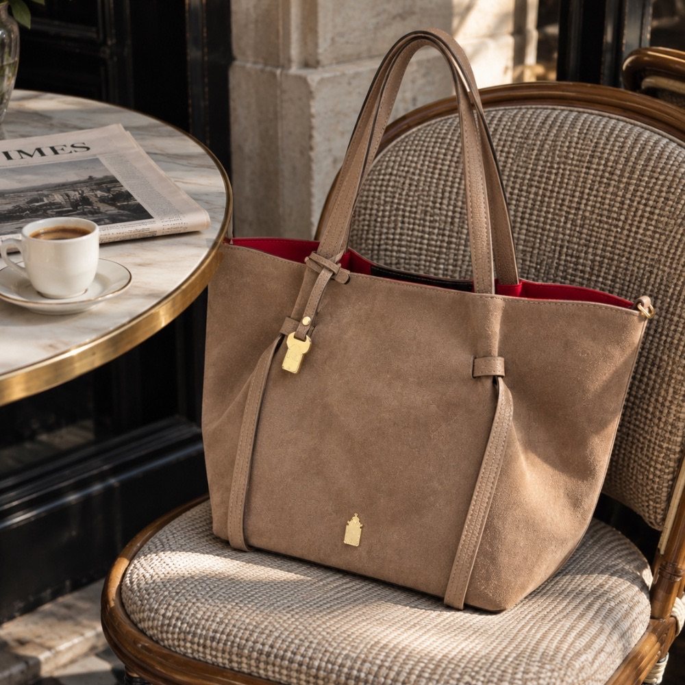 Simona in Winter Taupe on a café chair, showing the open top